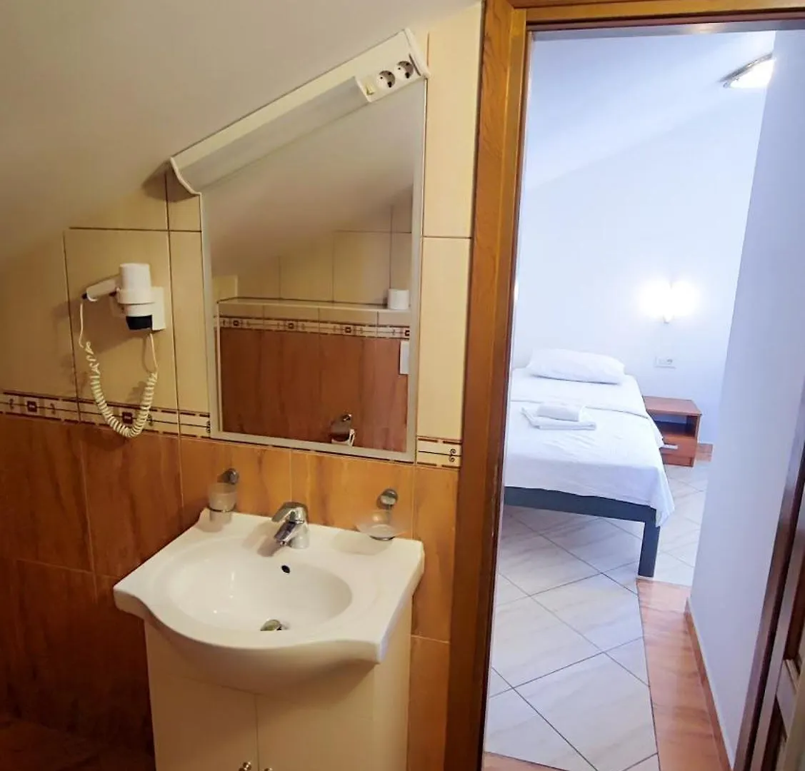 Villa Penava, Private Beach, Pool And 7Min To トロギール アパートホテル