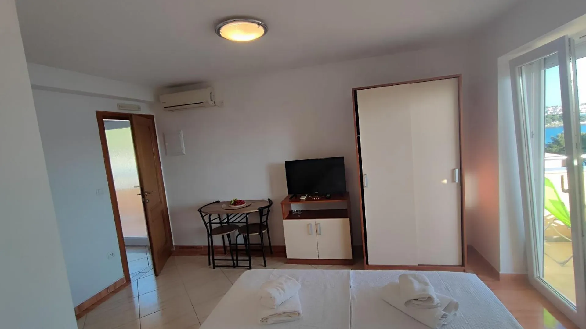 アパートホテル Villa Penava, Private Beach, Pool And 7Min To トロギール クロアチア