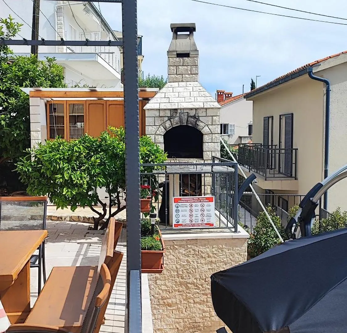 アパートホテル Villa Penava, Private Beach, Pool And 7Min To トロギール