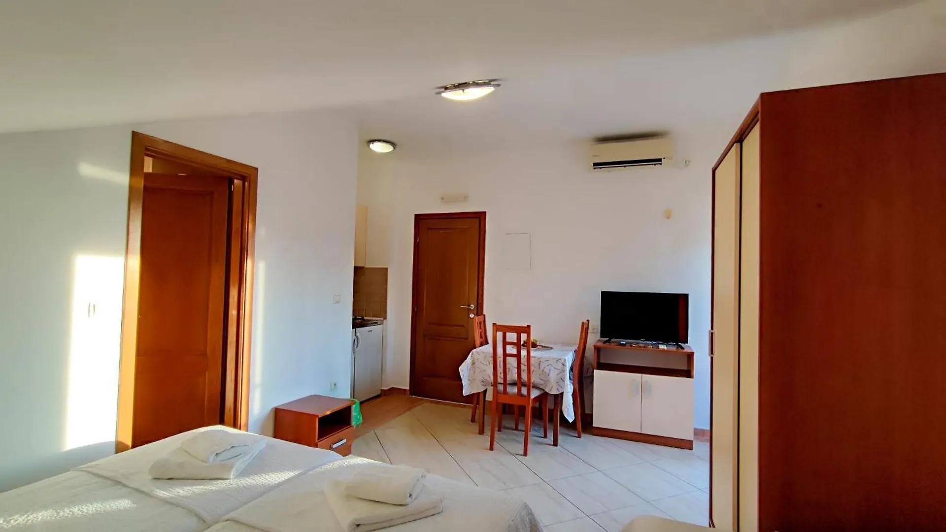 Villa Penava, Private Beach, Pool And 7Min To トロギール アパートホテル