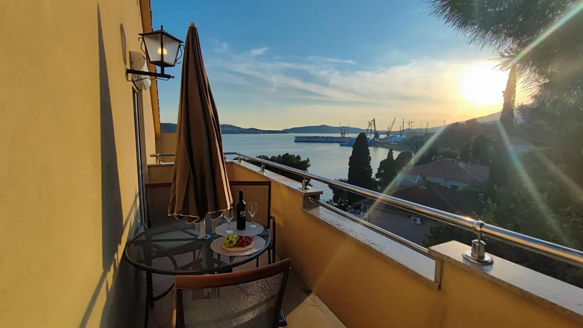 アパートホテル Villa Penava, Private Beach, Pool And 7Min To トロギール
