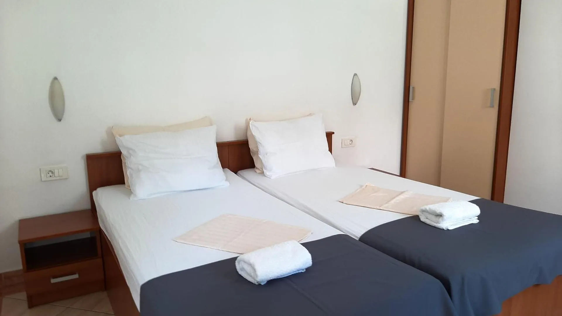 Villa Penava, Private Beach, Pool And 7Min To Trogir Lägenhetshotell